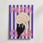 Bozetto Playful Pasta Art Poster har en djärv rosa "Pasta Club" text över en lila och vit randig bakgrund, med en svart gaffel som snurrar pasta i mitten - ett iögonfallande och livligt konstverk för ditt rum.