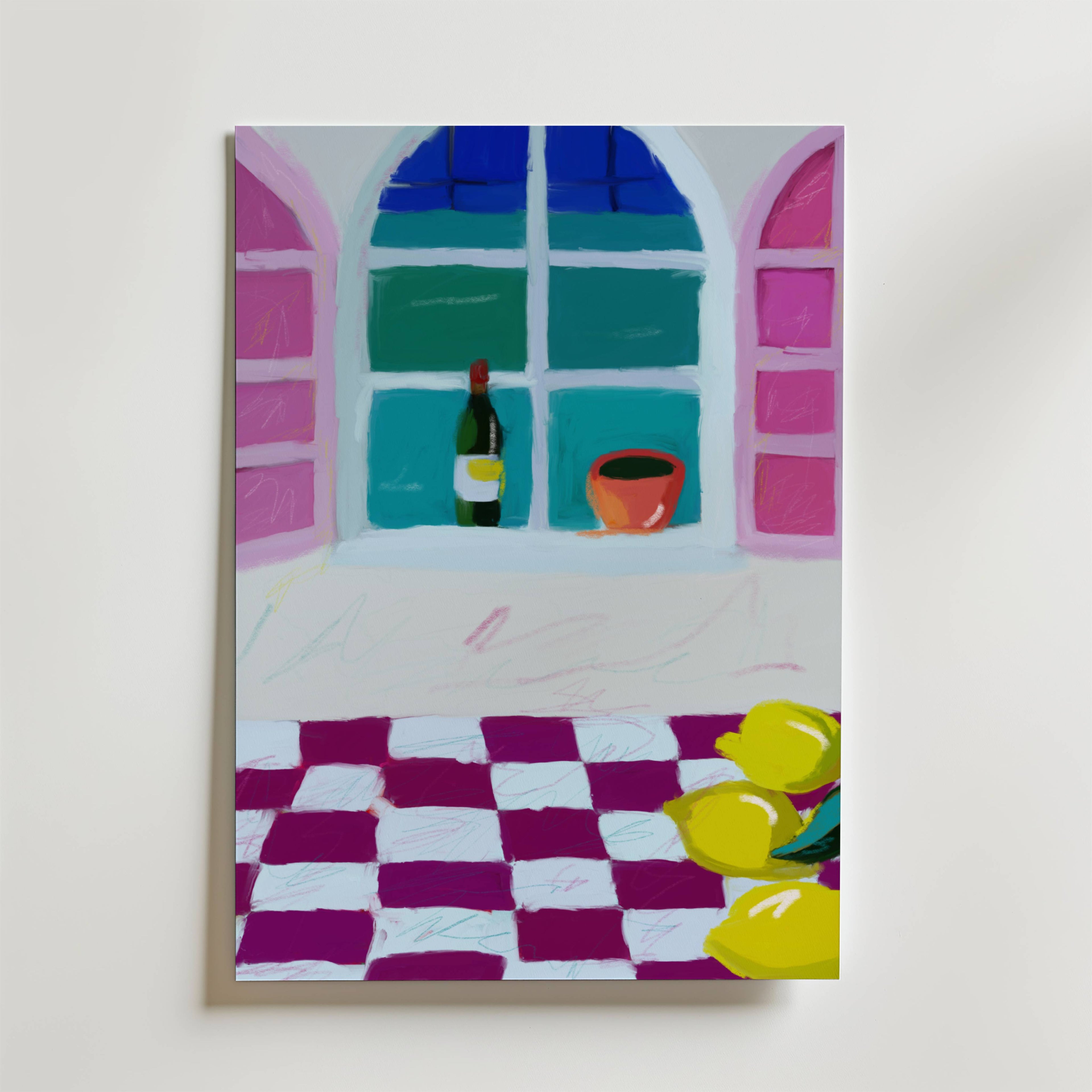 Lemon Window Stillness Poster från Bozetto föreställer ett livfullt fönster med rosa fönsterluckor, en vinflaska, en kruka, ett rödvitrutigt golv och citroner och fångar medelhavets känsla i en livlig scen.