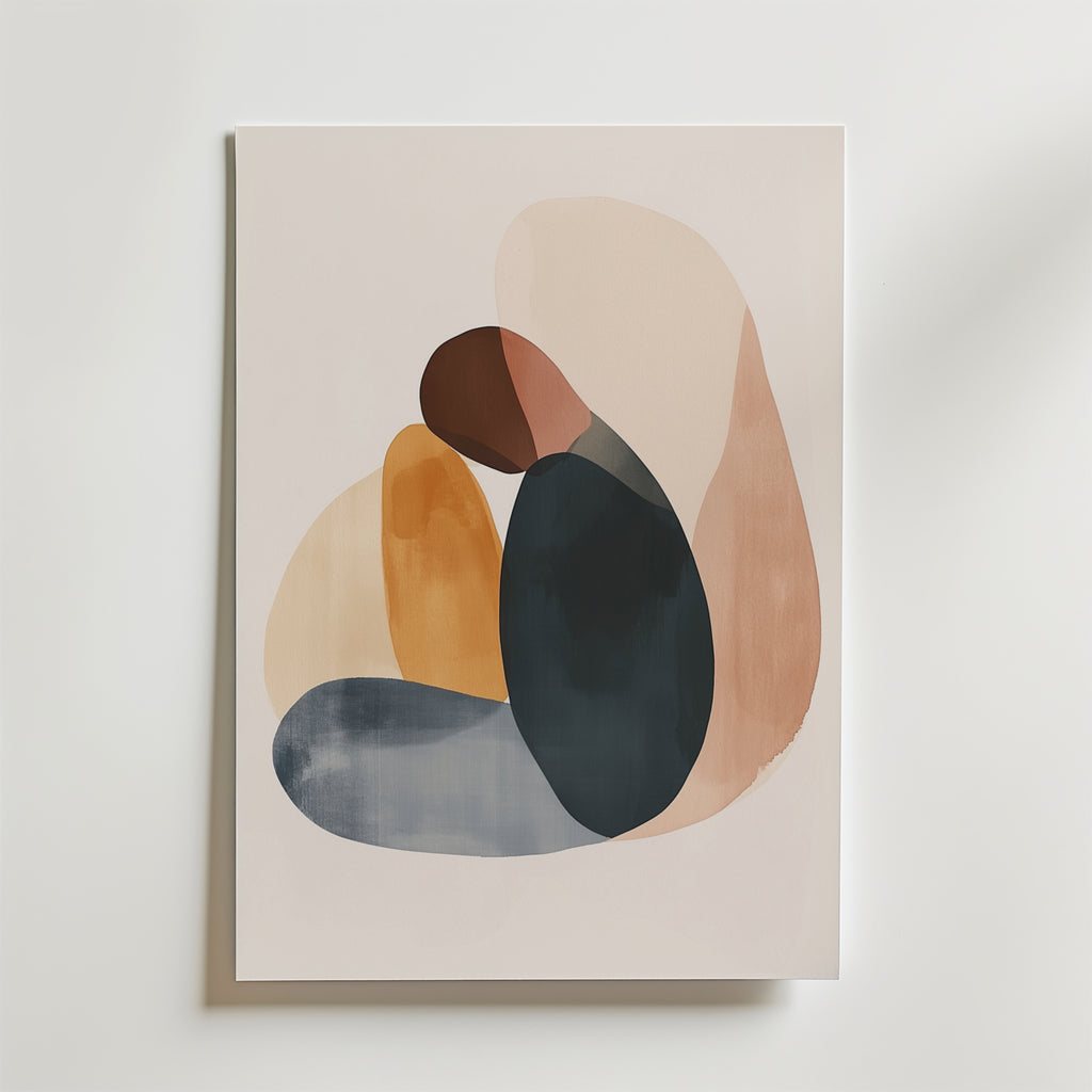 Postern Abstract Embrace från Bozetto visar överlappande organiska former i beige, senapsgult, mörkblått och brunt på vitt matt papper, tillverkad av högkvalitativa material och elegant monterad på en vägg.