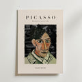 Bozetto Picasso Somber Self Portrait Poster visar en abstrakt självporträtt i Picassos stil, med "PICASSO Modern Gallery" ovanför och "Artwork Collection" under, perfekt för konstnärlig inredning på en ljus bakgrund.