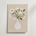 Bozetto Minimalist Floral White Vase Poster föreställer vita blommor med gröna blad i en vit vas på en beige bakgrund, tryckt på FSC-certifierat premiumpapper för en högkvalitativ finish.