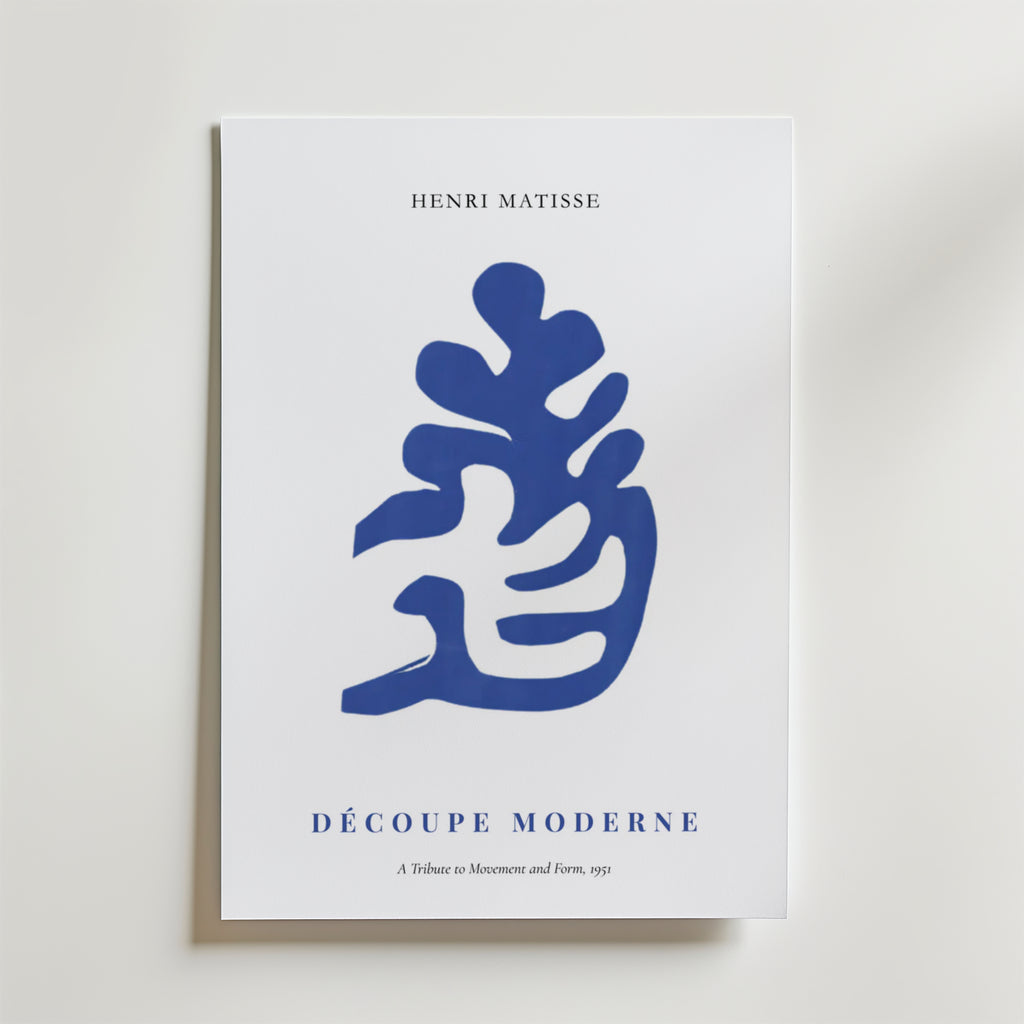 Matisse Decoupe Moderne från Bozetto är en minimalistisk affisch med en djärv blå abstrakt utskärning, Henri Matisses namn och "DÉCOUPE MODERNE: A Tribute to Movement and Form, 1951", tryckt på FSC-certifierat premiumpapper.