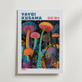 Mockup av Yayoi Kusama Neon Mushroom affisch på vägg – köp enkelt hos Bozetto i hög kvalitet
