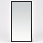 Spegel Karelia Svart Deluxe 40x80 cm från Bozetto har en enkel svart ram och står upprätt mot vit bakgrund. Perfekt som väggspegel, passar den stilrent i alla rum.