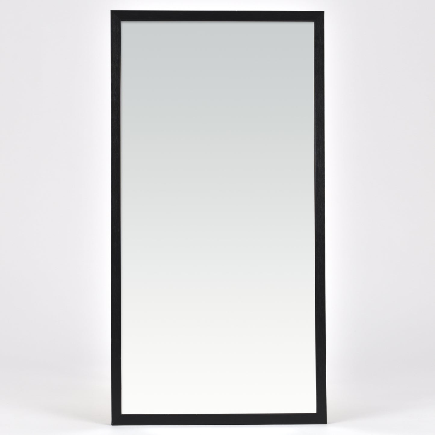 Spegel Karelia Svart Deluxe 40x80 cm från Bozetto har en enkel svart ram och står upprätt mot vit bakgrund. Perfekt som väggspegel, passar den stilrent i alla rum.