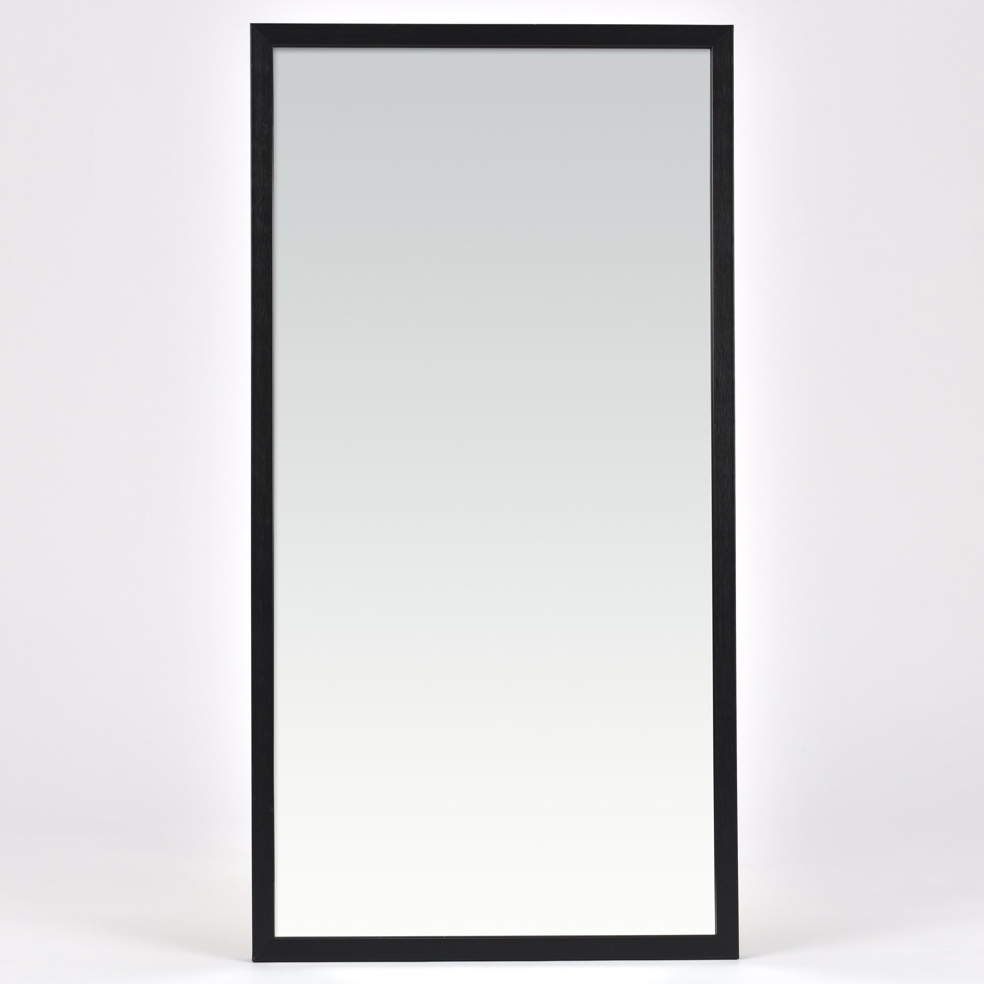 Spegel Karelia Svart Deluxe 40x80 cm från Bozetto har en enkel svart ram och står upprätt mot vit bakgrund. Perfekt som väggspegel, passar den stilrent i alla rum.