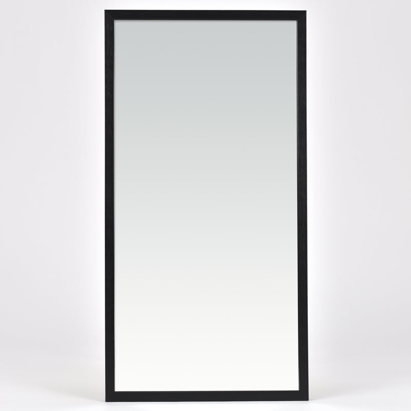 Spegel Karelia Svart Deluxe 40x80 cm från Bozetto har en enkel svart ram och står upprätt mot vit bakgrund. Perfekt som väggspegel, passar den stilrent i alla rum.