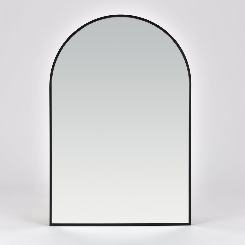 Bozetto Spegel Bauge Svart Deluxe 50x75 cm är en stor, modern bågformad spegel med en smal svart ram, som visas mot en vit bakgrund. Den moderna designen är enkel och fri från synliga detaljer eller dekorationer.