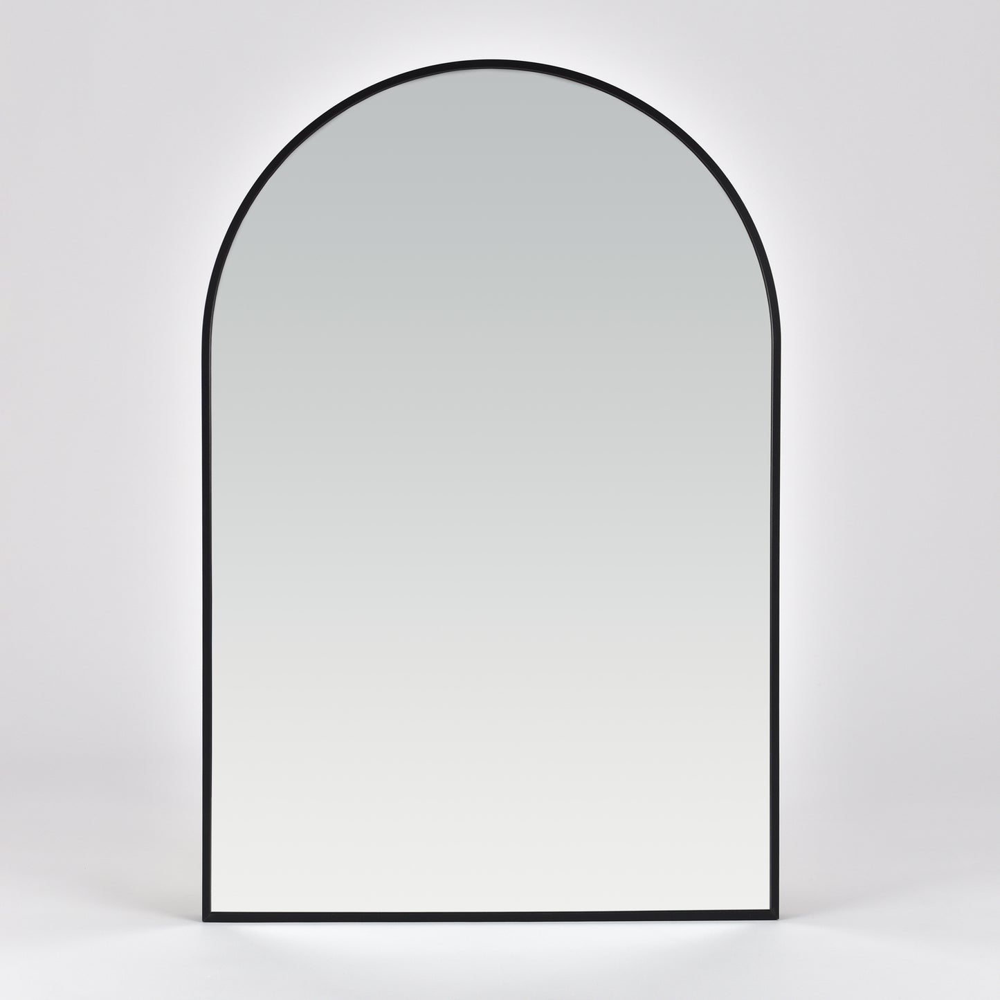 Bozetto Spegel Bauge Svart Deluxe 50x75 cm är en stor, modern bågformad spegel med en smal svart ram, som visas mot en vit bakgrund. Den moderna designen är enkel och fri från synliga detaljer eller dekorationer.