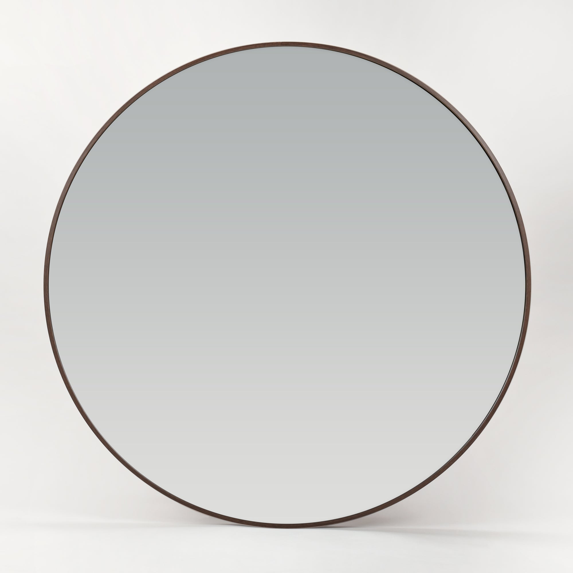 Bozetto Spegel Rund Valnöt Deluxe 80 cm, en stor rund väggspegel med en tunn ram i mörk valnöt, visas mot en vit bakgrund.