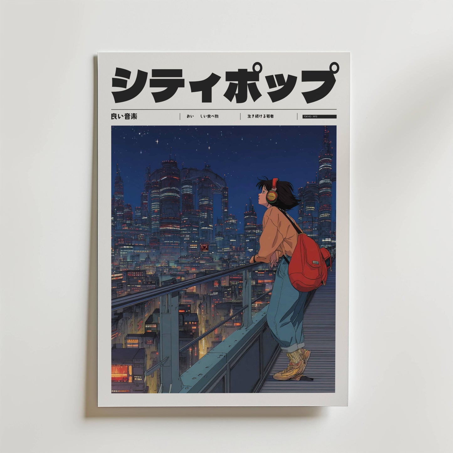 Silent Frequency Poster av Bozetto visar en kvinna med hörlurar och en röd ryggsäck på en balkong med utsikt över Tokyos futuristiska nattsilhuett, med den japanska titeln "シティポップ" (City Pop) högst upp.