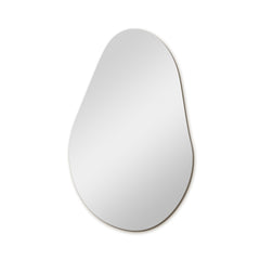 Bozetto Spegel Cloud 40x65 cm är en ramlös väggspegel med släta, oregelbundna kanter, formad som en asymmetrisk oval eller en abstrakt sten, mot en vit bakgrund.