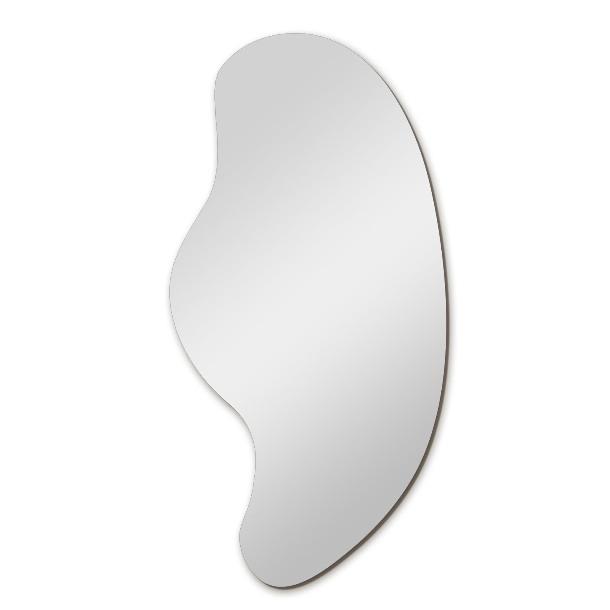 Bozetto Spegel Bris 40x80 cm har en oregelbunden form och släta, vågiga kanter som skapar ett modernt, elegant utseende mot en vit bakgrund - perfekt för att förbättra alla utrymmen.