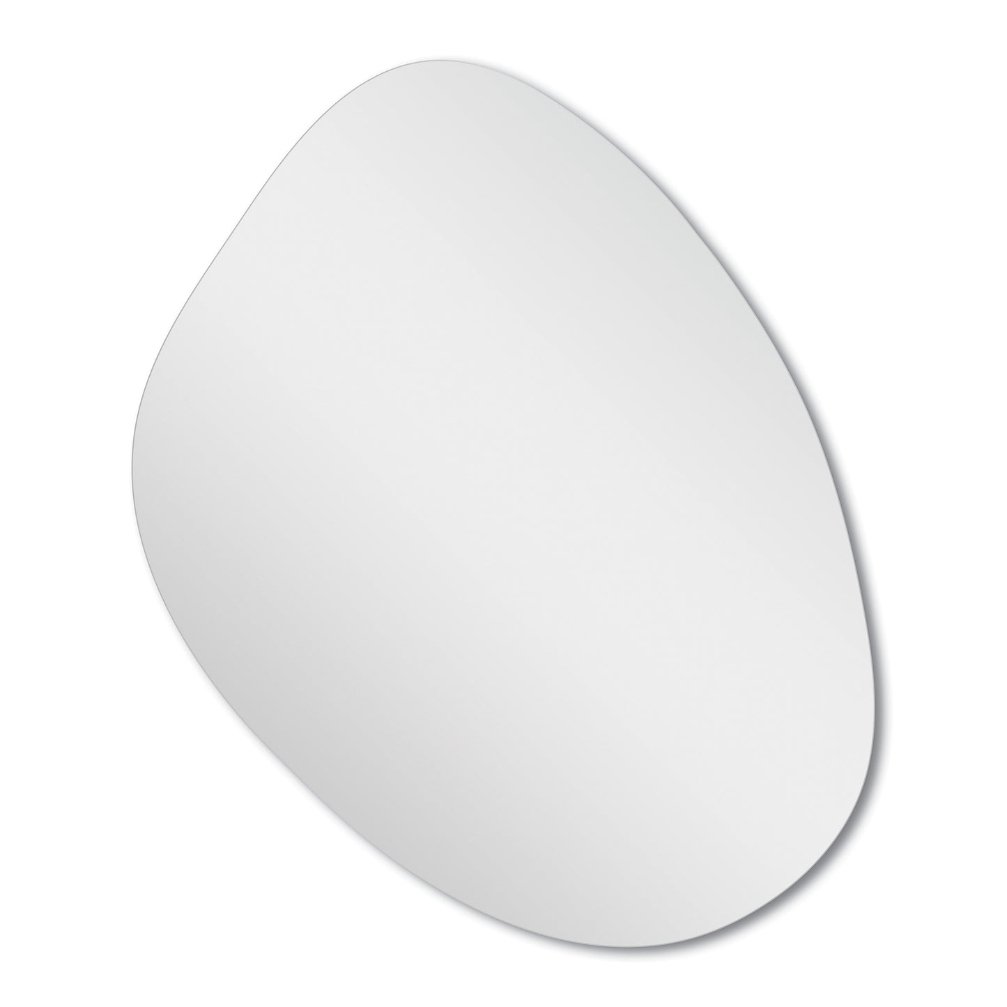 Bozetto Spegel Ljus 50x60 cm är en oregelbundet formad, ramlös väggspegel med mjuka, rundade kanter och en organisk form, som visas mot en vit bakgrund.