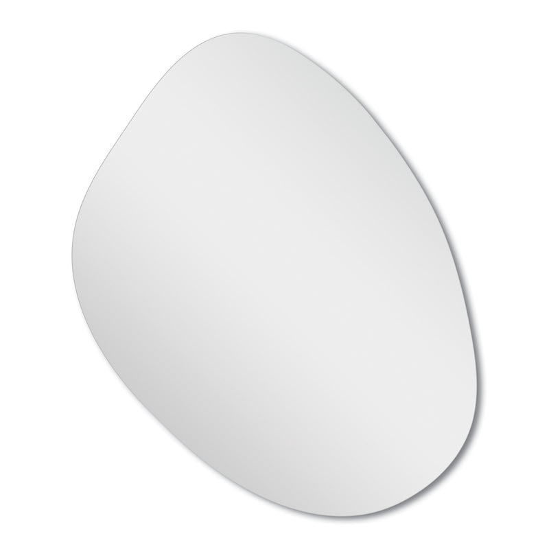 Bozetto Spegel Ljus 50x60 cm är en oregelbundet formad, ramlös väggspegel med mjuka, rundade kanter och en organisk form, som visas mot en vit bakgrund.