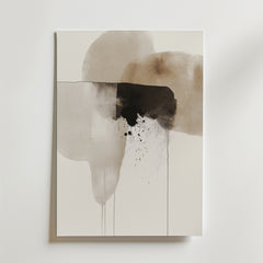 Bozetto Contrast Flow Poster är ett minimalistiskt abstrakt tryck som visar mjuka beige och bruna tvättar med en djärv svart bläckfläck, stänk och droppar på vitt - tryckt på premiumpapper med en elegant matt yta.