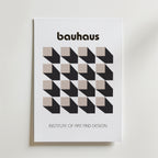 Bozetto Bauhaus Optical Grid Poster har "bauhaus" upptill, ett centralt geometriskt kubmönster i beige och svart samt "Institute of Art and Design" nedtill - perfekt för modern inredning och tryckt på premiumpapper.