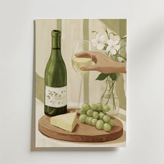 Grapes And Wine Poster" från Bozetto föreställer en hand med ett glas vitt vin, ost, druvor och vita blommor, allt i högkvalitativ finish på FSC-certifierat premiumpapper.