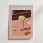 Bozetto Skinny Bitch Cocktail Poster visar en klar cocktail med lime på en rosa yta och en jigger i metall. Recepttexten är tryckt på premiumpapper med en lyxig matt finish och följer elegant med glaset.