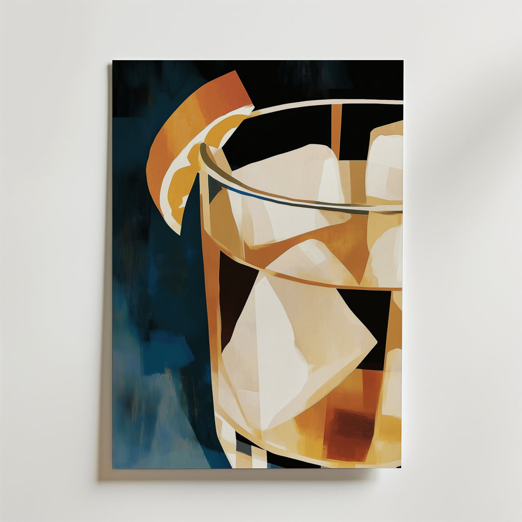 Bozetto Amber Ice Poster har en modern abstrakt bild av ett glas med bärnstensfärgad vätska, isbitar och en apelsinskiva på en mörkblå och vit bakgrund, tryckt på FSC-certifierat premiumpapper.