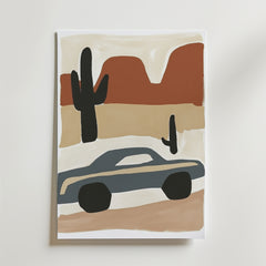 Bozetto Retro Roadtrip Poster föreställer en minimalistisk bil som färdas genom en öken med kaktusar och mesas, mot en beige himmel i djärva, jordnära toner på premiumpapper med en lyxig matt finish.
