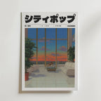 Tokyo Sunset Reflections Poster by Bozetto har en illustration i citypop-stil av en ljus Tokyo lounge med stora fönster som visar en solnedgångshimmel, krukväxter och vita soffor som omger ett soffbord i glas.