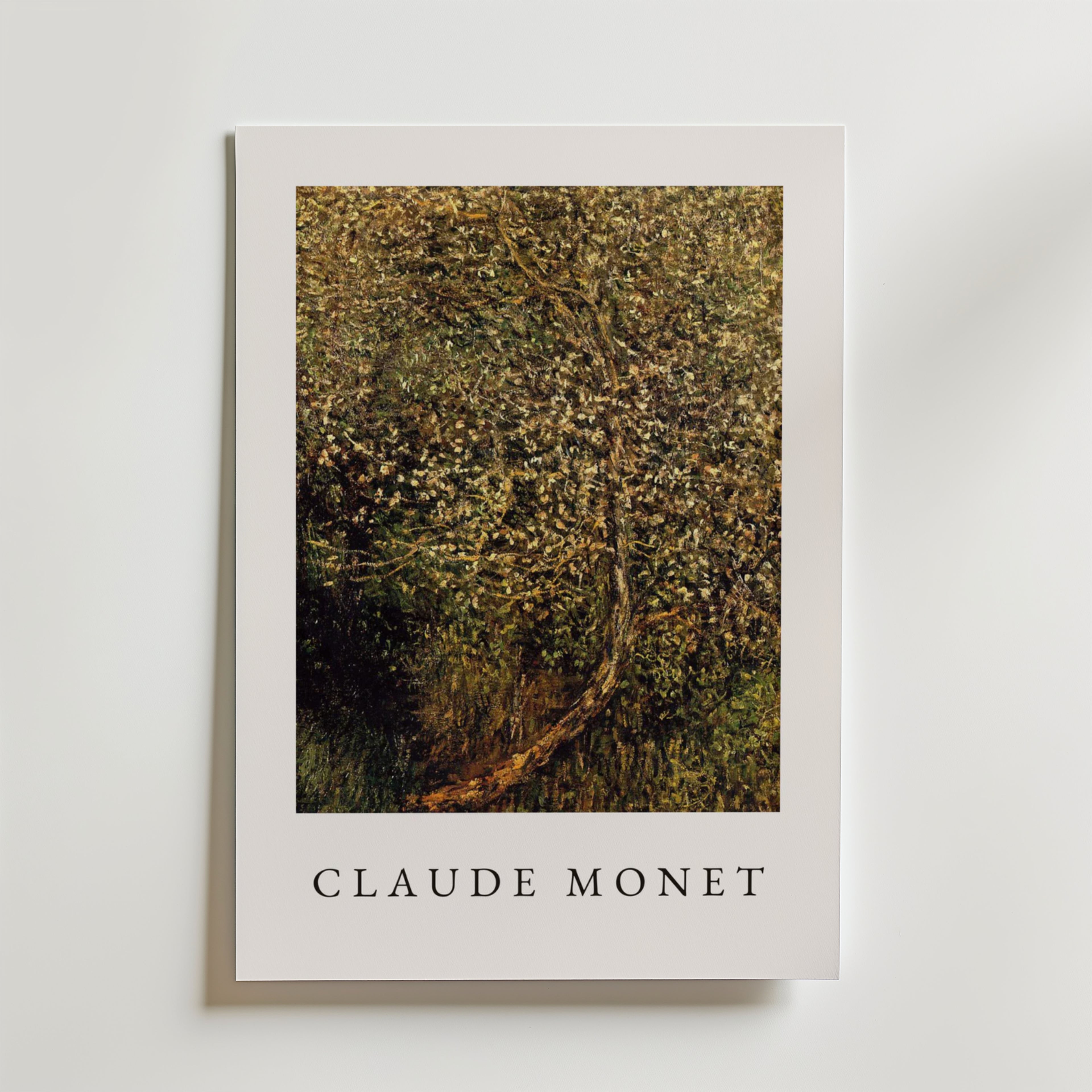 Bozetto Claude Monet Apple Tree Poster har en livfull äppelträdsmålning på premiumpapper med "Claude Monet" under konstverket på en vanlig, ljus bakgrund.