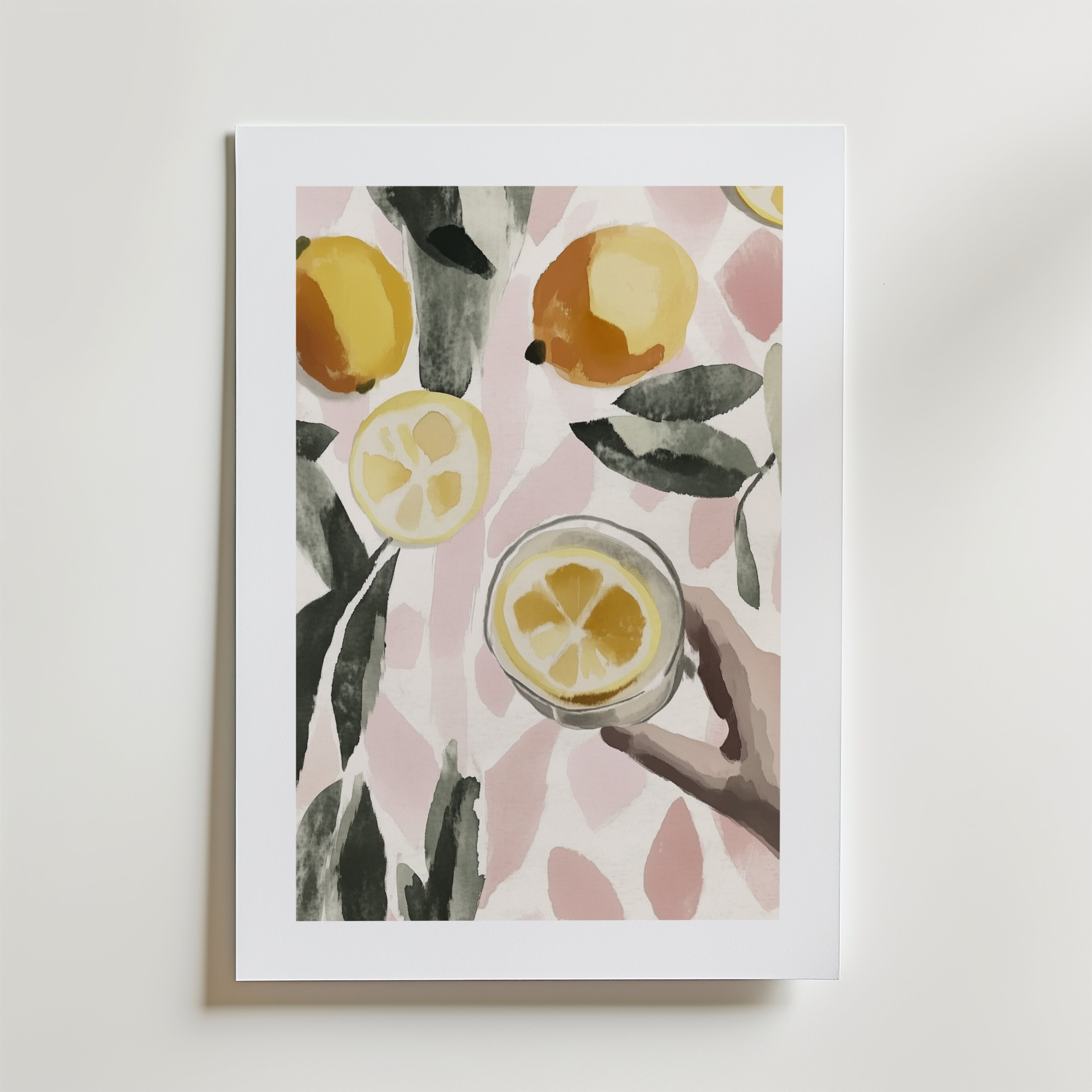 Bozetto Zesty Moment Poster föreställer akvarellfärgade citroner, skivor, gröna blad och en hand med en citrondrink på en mjuk rosa och vit mönstrad bakgrund, tryckt på högkvalitativ poster premiumpapper.