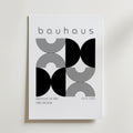 Bozetto Bauhaus Monochrome Pattern Poster visar svarta geometriska former och böjda linjer på vit botten, med "bauhaus Institute of Art and Design 1919-1933" i minimalistisk, modernistisk stil som utstrålar konstnärlig elegans.