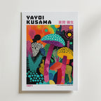 Yayoi Kusama Mushroom Garden Poster – Motivet visar ett färgstarkt drömlandskap av fantasifulla svampar och prickmönster som