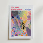 Yayoi Kusama Colorful Dots Poster – Motivet består av ett pulserande landskap av prickar, former och mjuka färgövergångar som