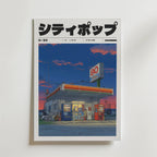 Twilight Gas Stop Poster från Bozetto visar en retro japansk bensinstation i skymningen, med glödande neonskylt, varuautomater och en mjuk kvällshimmel. Feta japanska bokstäver är huvudmotivet.