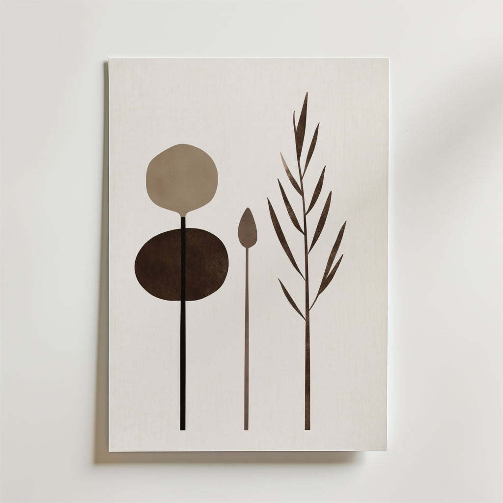 Postern Abstract Garden Shapes Poster från Bozetto har tre abstrakta växtformer i neutralt brunt på en ljus bakgrund med en vit kant, tryckt på premiumpapper för en elegant och minimalistisk look.