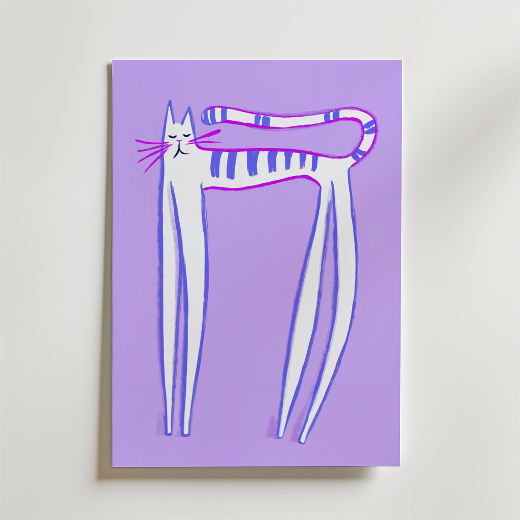 Affischen Stretching Cat Poster från Bozetto föreställer en lång, tunn vit katt med lila ränder som lekfullt poserar på ett lila fält, med kroppen i en nyckfull form och ett belåtet uttryck för en touch av humoristisk konst.