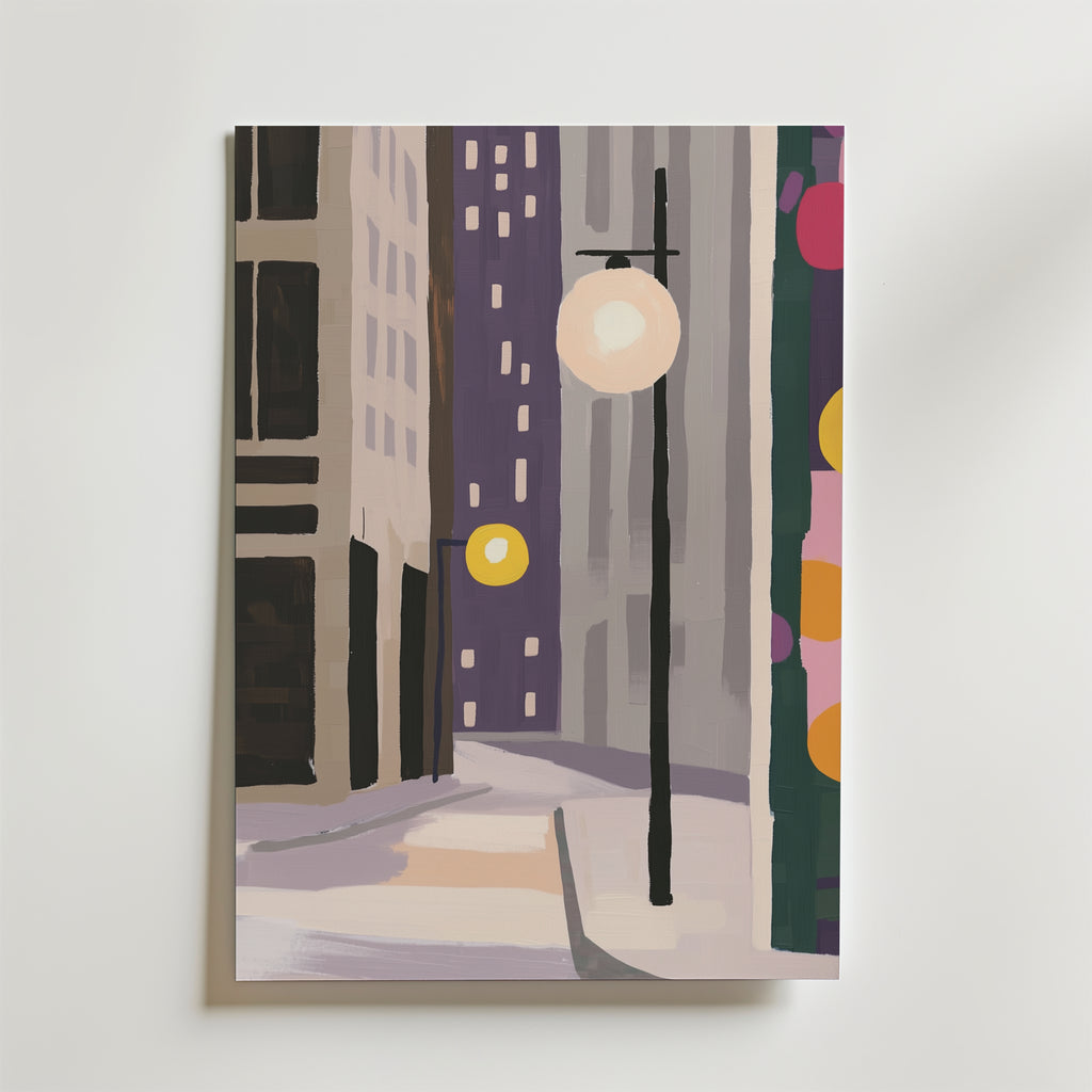 City Stillness Poster från Bozetto är tryckt på premiumpapper och visar en snöig stadsgata på natten i lila och beige toner - höga byggnader och glödande gatlyktor gör den till en lugnande inredningsposter för moderna miljöer.