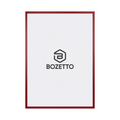 En vertikal rektangulär affischram visar en tunn Röd Träram från Bozetto med vit bakgrund och en centrerad svart Bozetto-logotyp under en geometrisk symbol.