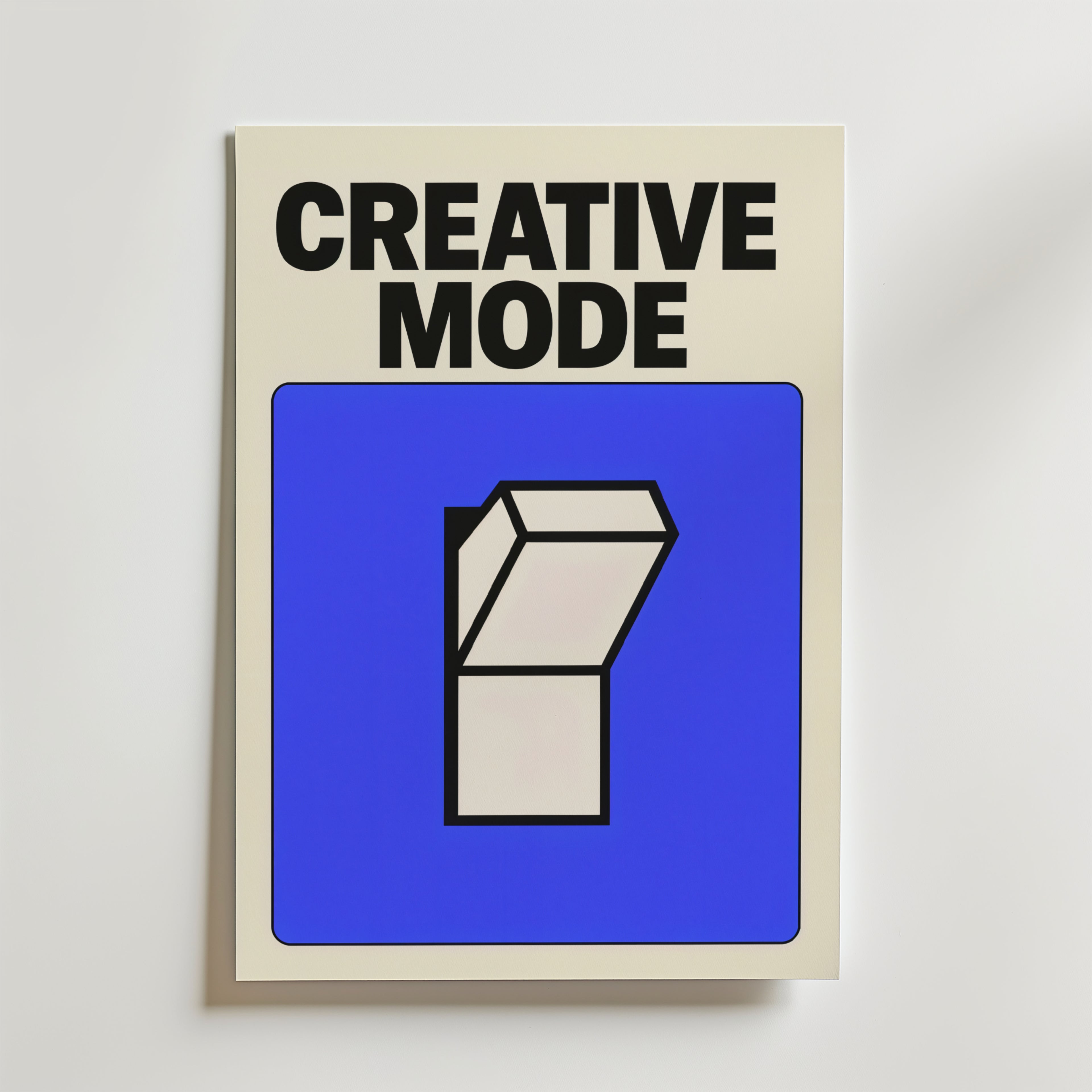 Creative Mode Poster – En minimalistisk poster med tydlig typografi och en grafisk symbol som för tankarna till
