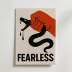 Fearless Poster – En kraftfull grafisk poster där en röd hand håller ett svart, huggande ormsymbol – ett