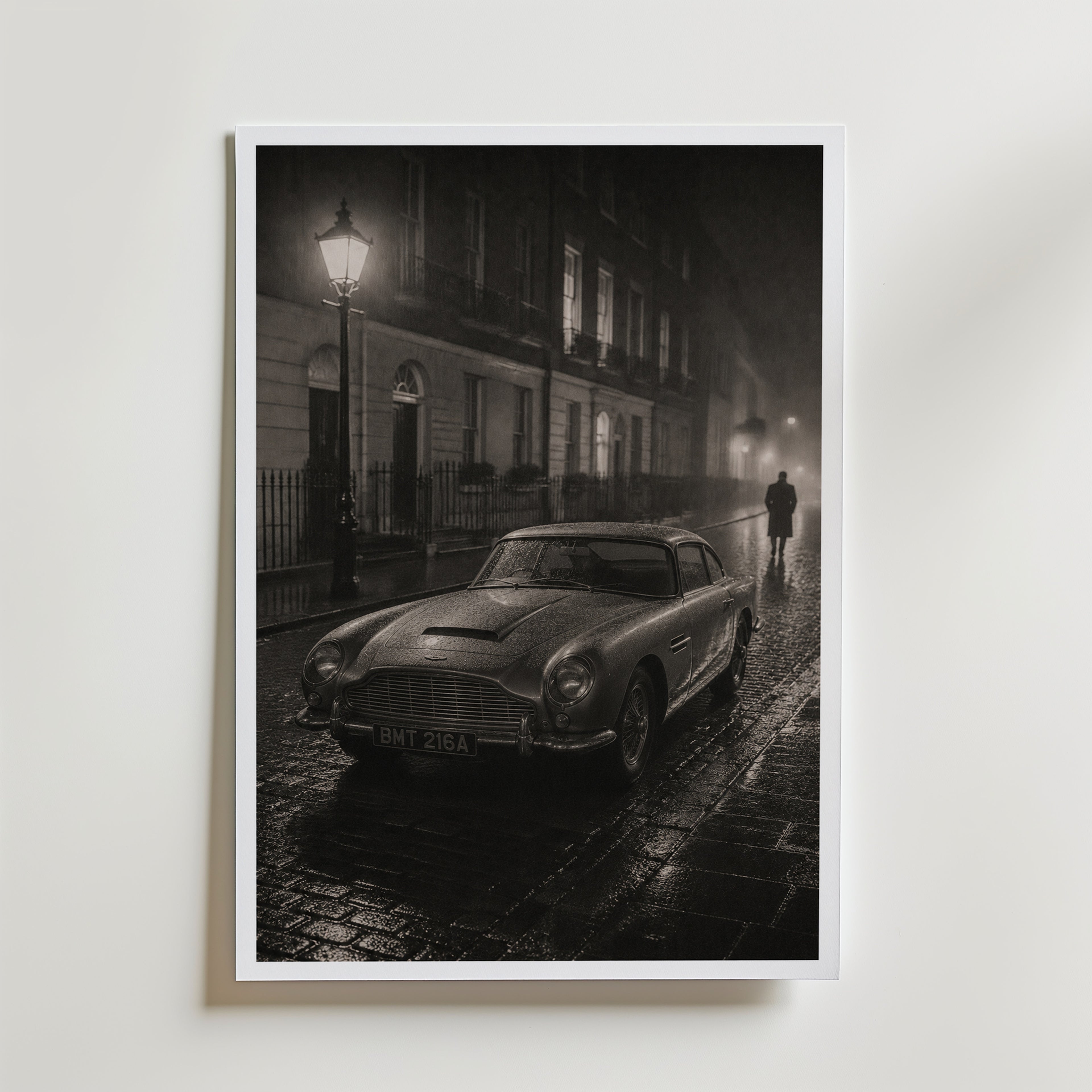 Aston Martin in the London affisch i neutral inramning – konsttryck från Bozetto