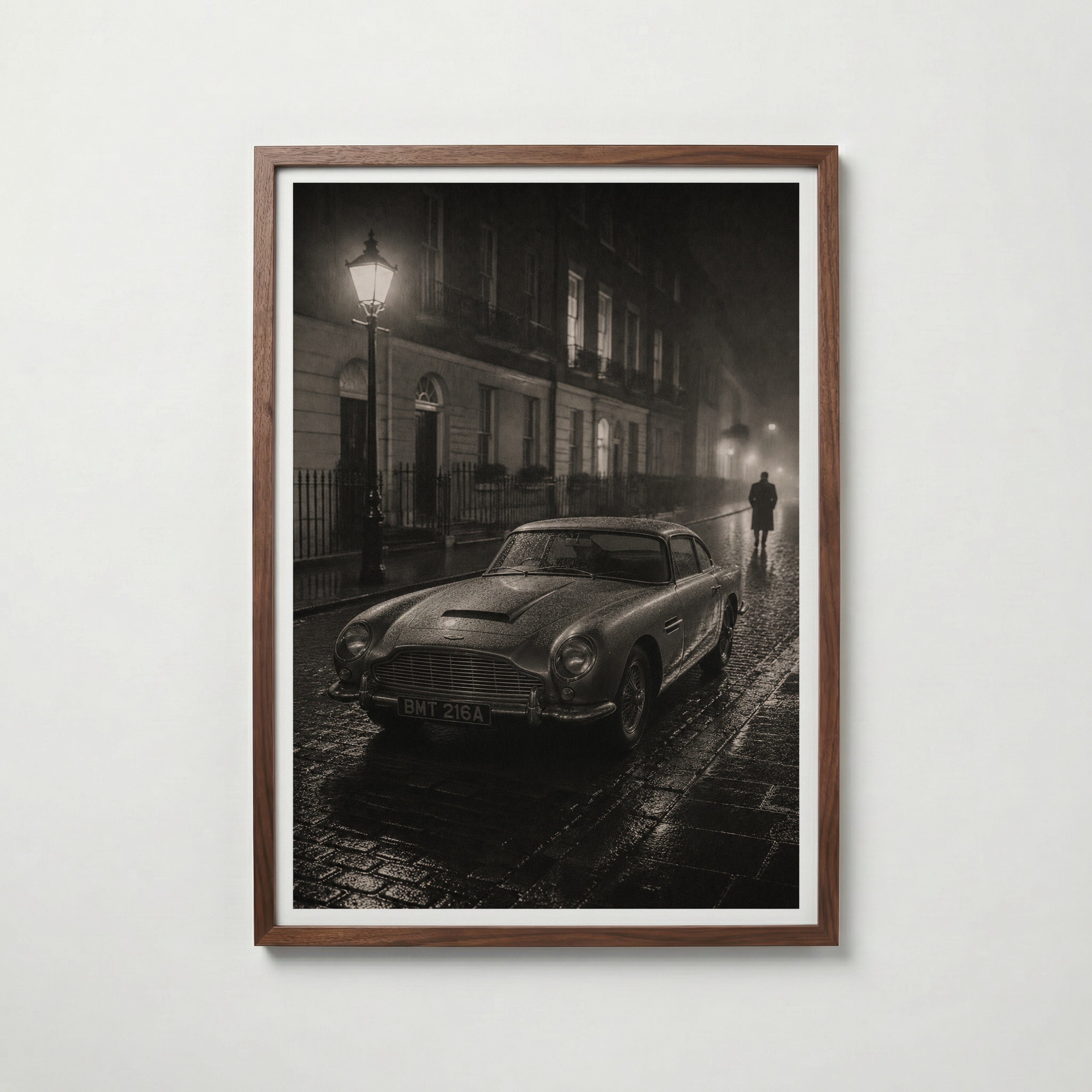 Aston Martin in the London affisch i valnötsram – mörkbrun inramning med lyxig känsla, Bozetto