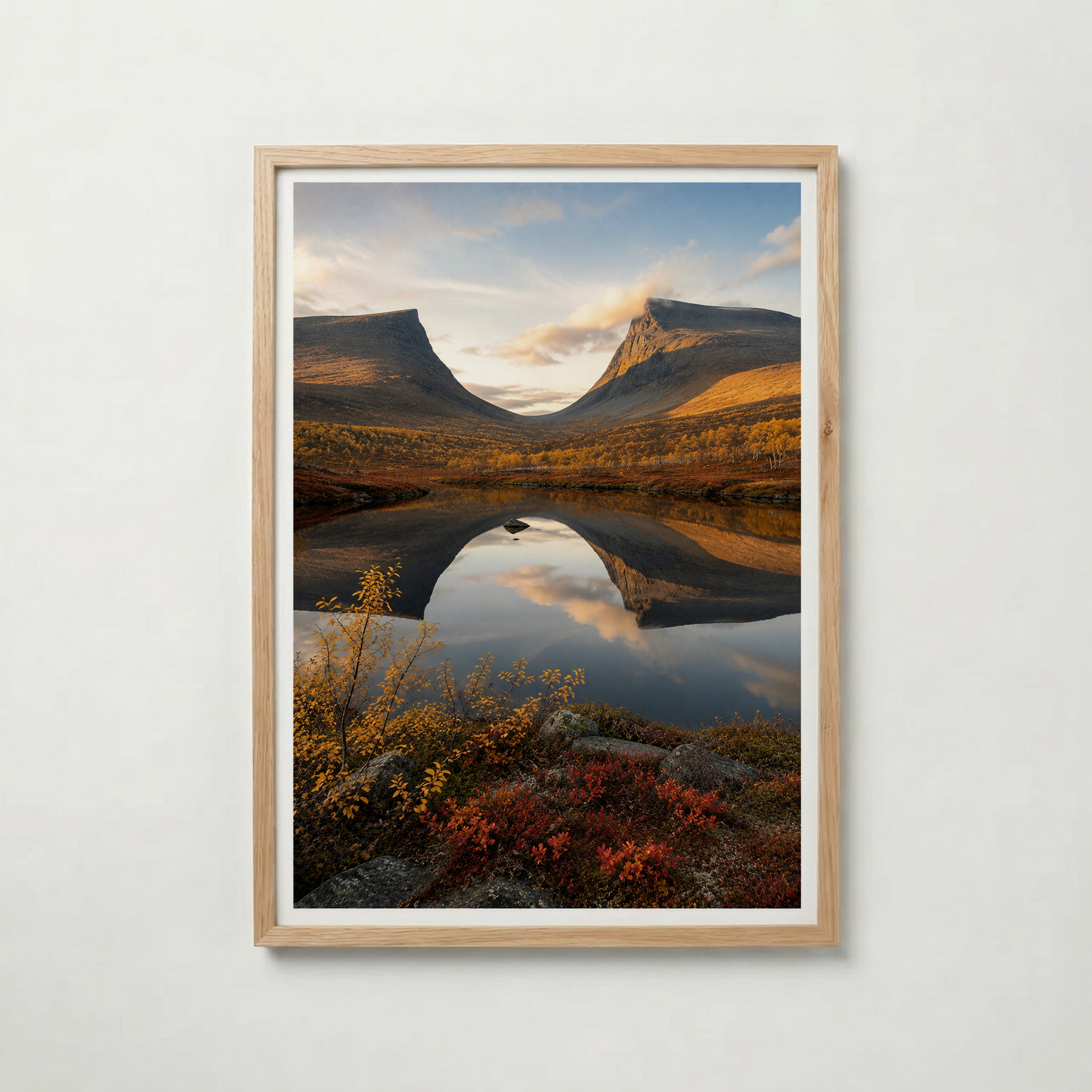 Autumn Mountains Mirror Lake affisch i ljus ekram med naturligt träutseende – Bozetto