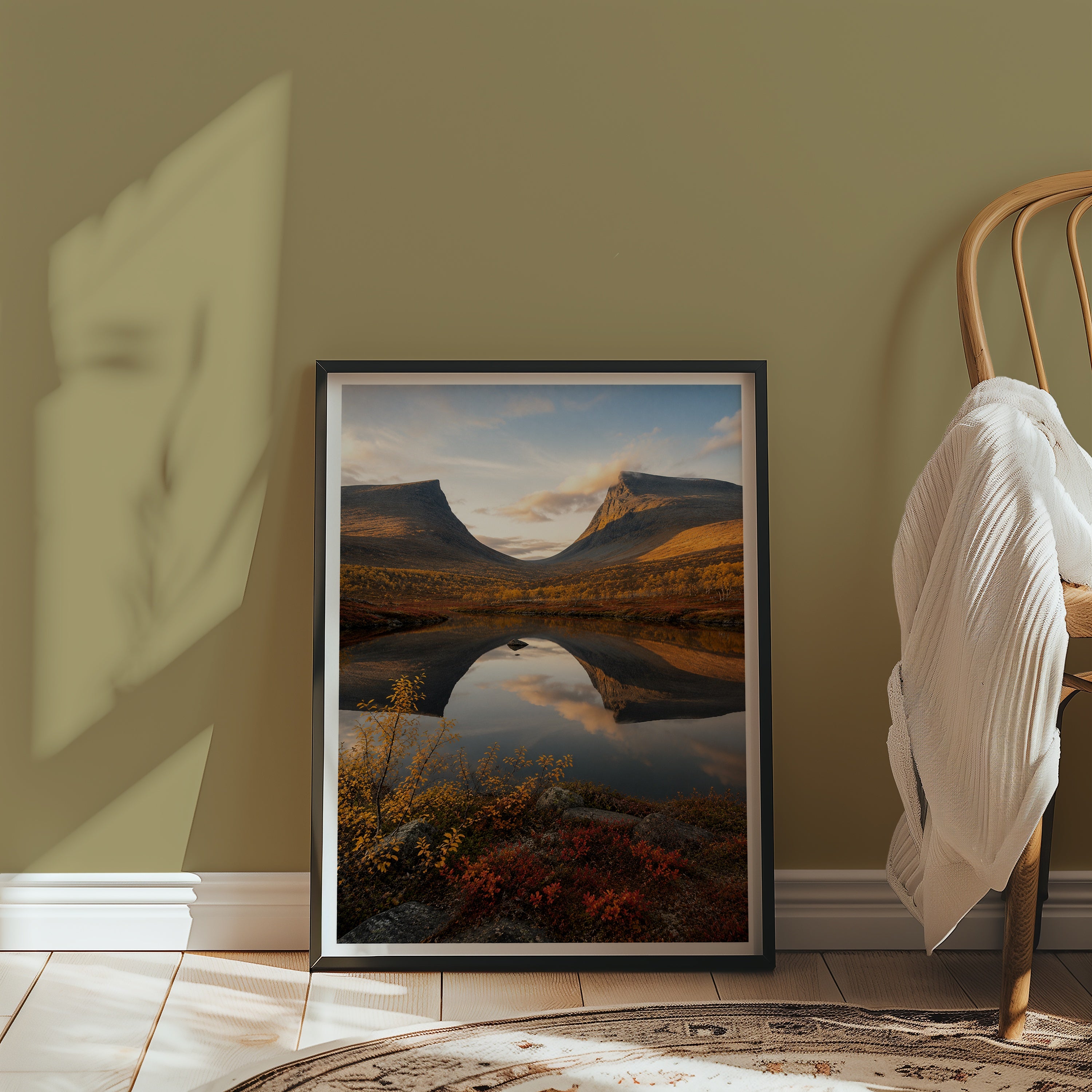 Autumn Mountains Mirror Lake affisch i ljust och minimalistiskt skandinaviskt vardagsrum – Bozetto