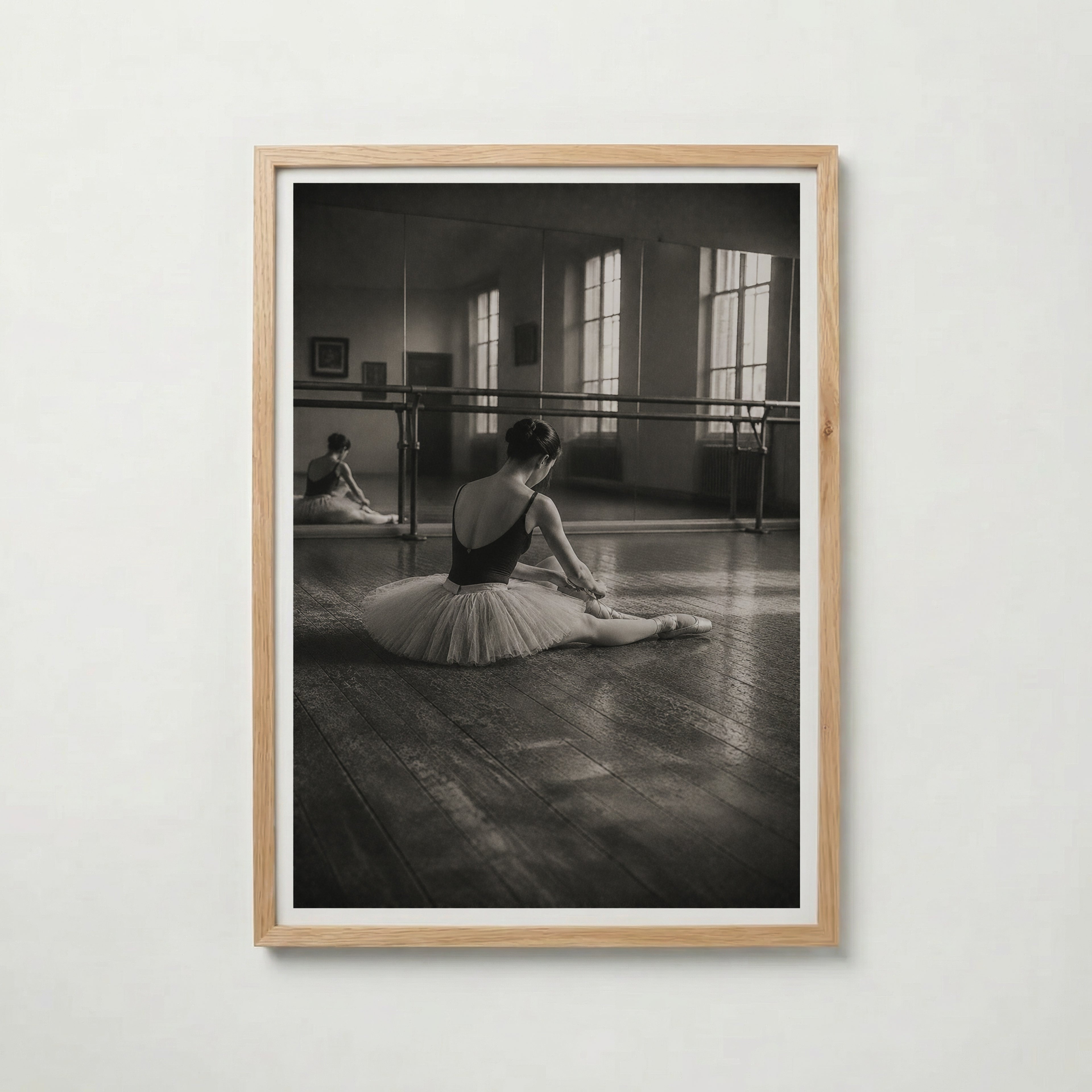 Ballerina at the Mirror affisch i ljus ekram med naturligt träutseende – Bozetto