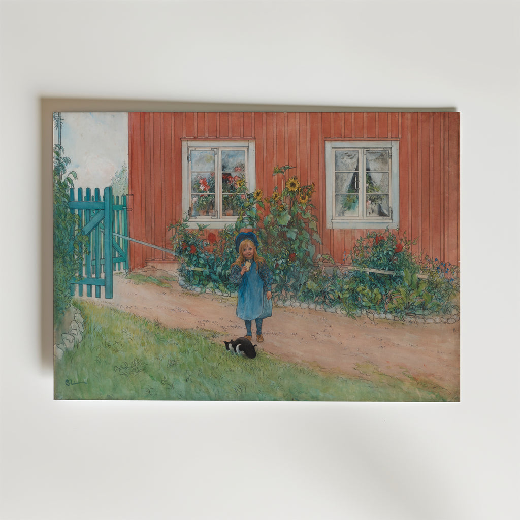 Affischen "Carl Larsson Brita, en katt och en smörgås 1898" av Bozetto visar en leende flicka i blått vid ett rött hus med solrosor, en blå grind och en svart katt - perfekt för fans av lantlig inredning.