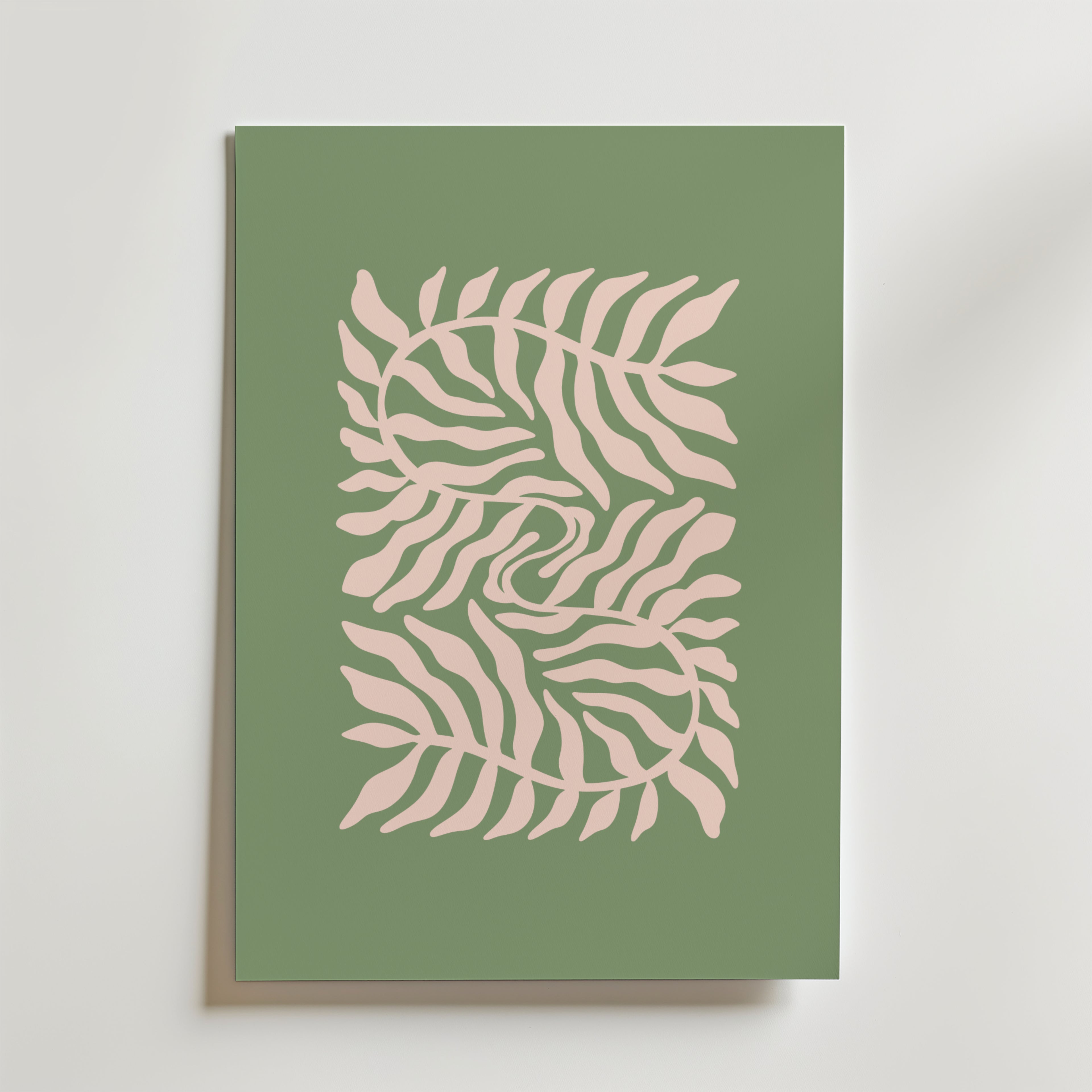 Bozetto Leaf Swirl Poster visar två ljusrosa, stiliserade ormbunksblad som böjer sig mot varandra på en dovt grön bakgrund och bildar ett symmetriskt, abstrakt mönster inspirerat av naturen.