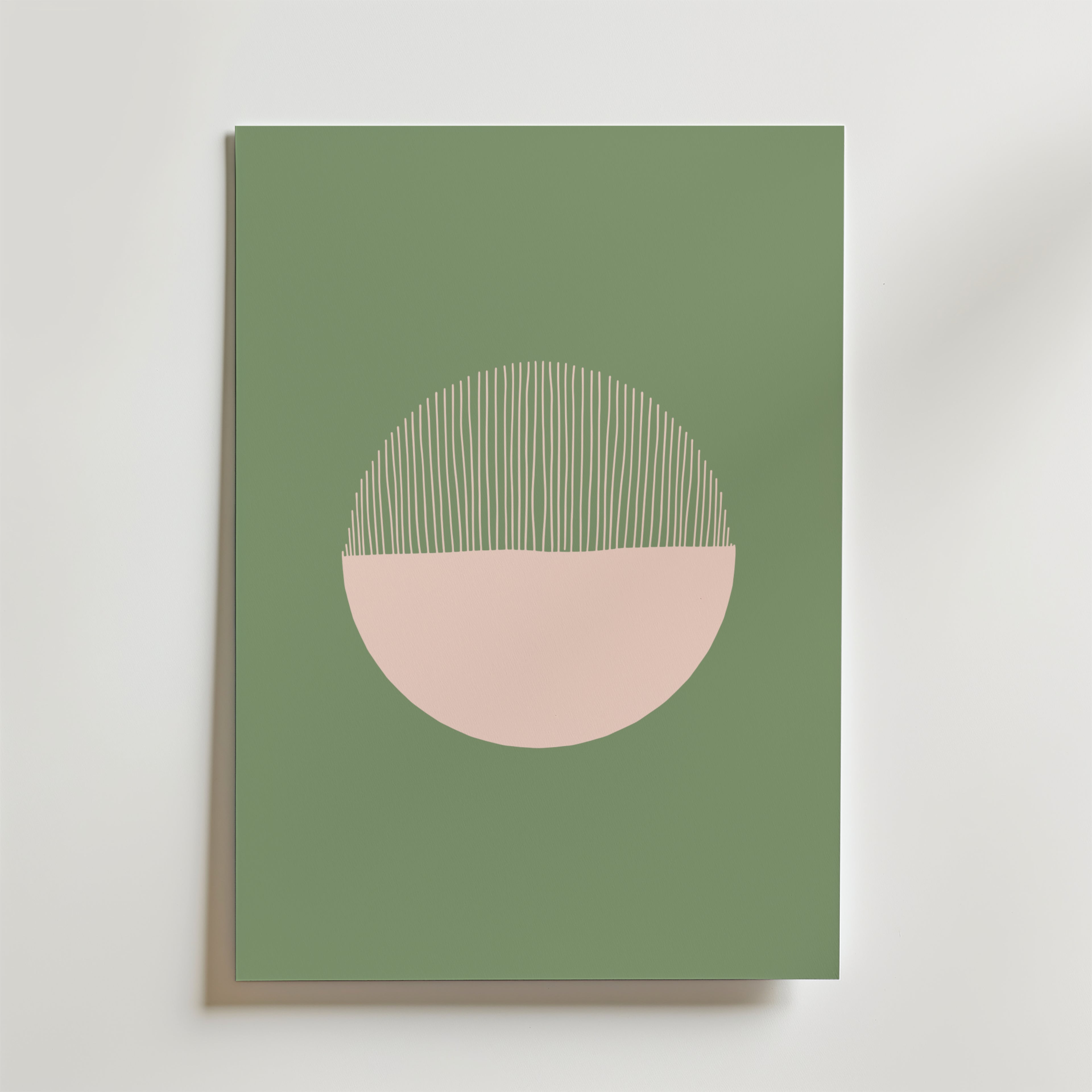Green Balance Poster från Bozetto: Stilren design med grön bakgrund, rosa halvcirkel i centrum och tunna vita linjer - ett minimalistiskt och harmoniskt motiv i abstrakt stil.
