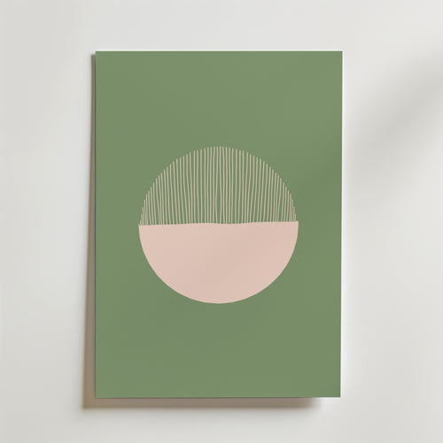 Green Balance Poster från Bozetto: Stilren design med grön bakgrund, rosa halvcirkel i centrum och tunna vita linjer - ett minimalistiskt och harmoniskt motiv i abstrakt stil.