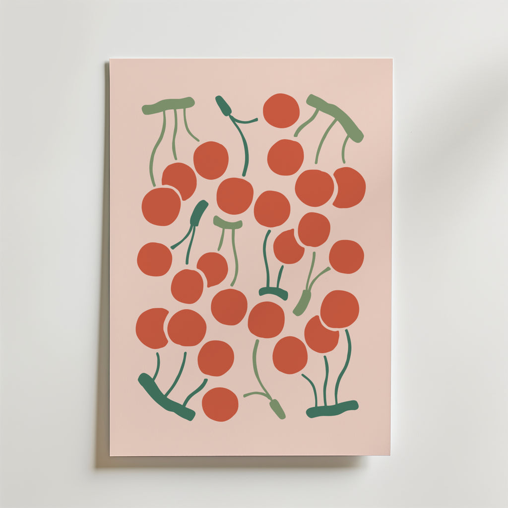 Cherry Rhythm Poster från Bozetto visar ett lekfullt, abstrakt kluster av röda körsbär med gröna stjälkar på en ljusrosa bakgrund, vilket ger en livlig, somrig känsla.