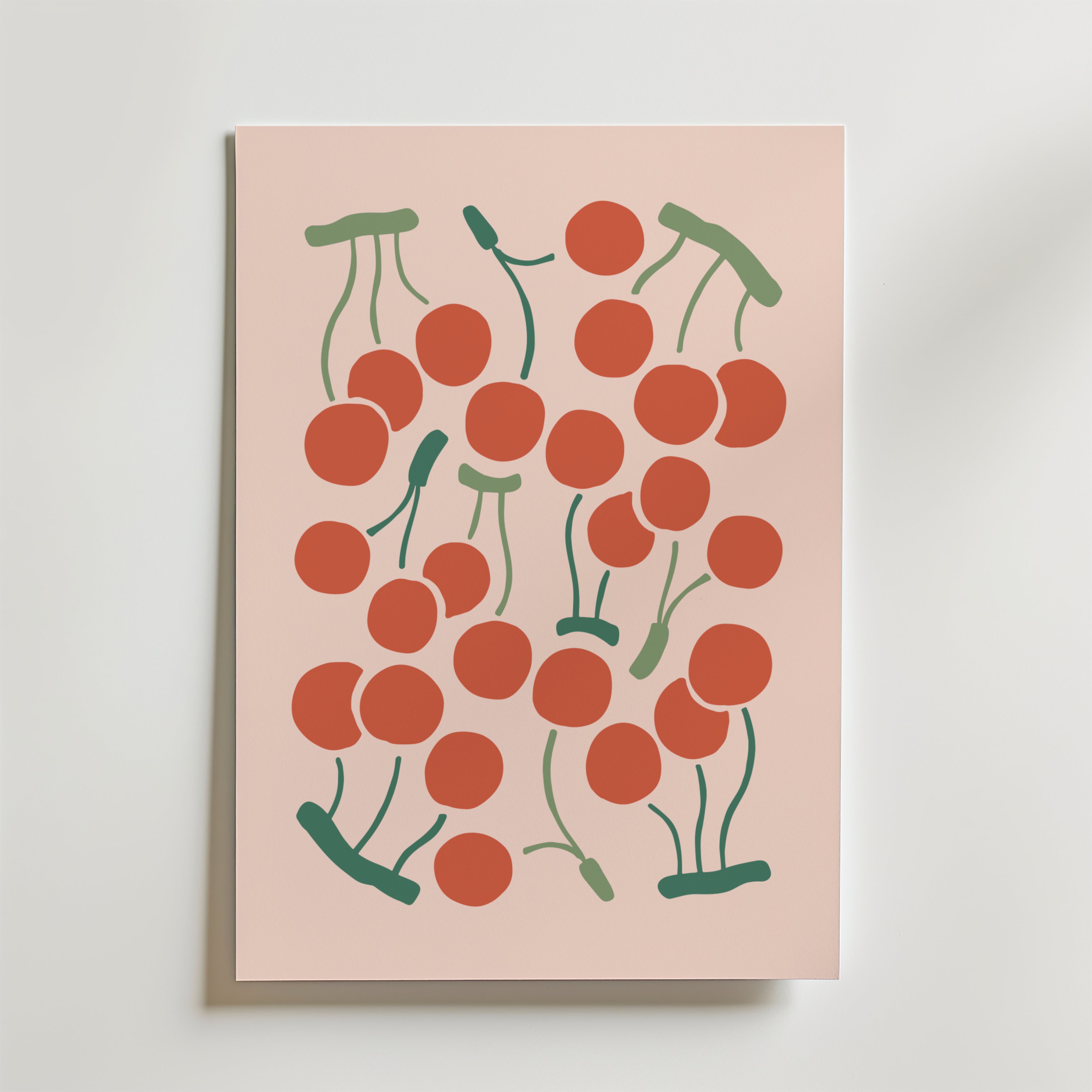 Cherry Rhythm Poster från Bozetto visar ett lekfullt, abstrakt kluster av röda körsbär med gröna stjälkar på en ljusrosa bakgrund, vilket ger en livlig, somrig känsla.