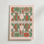 Bozetto Folk Bloom Poster har en symmetrisk, vintageinspirerad blomsterdesign med gröna och orange handgjort krus, accentuerat av röda och gröna stiliserade blommor på en ljusrosa bakgrund.